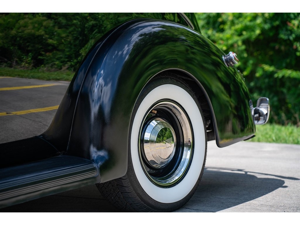 1940 Toyota Corolla L photo