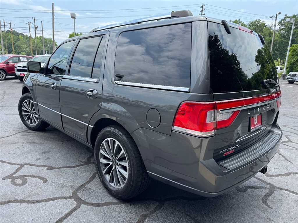 2017 Lincoln Navigator Select photo 3