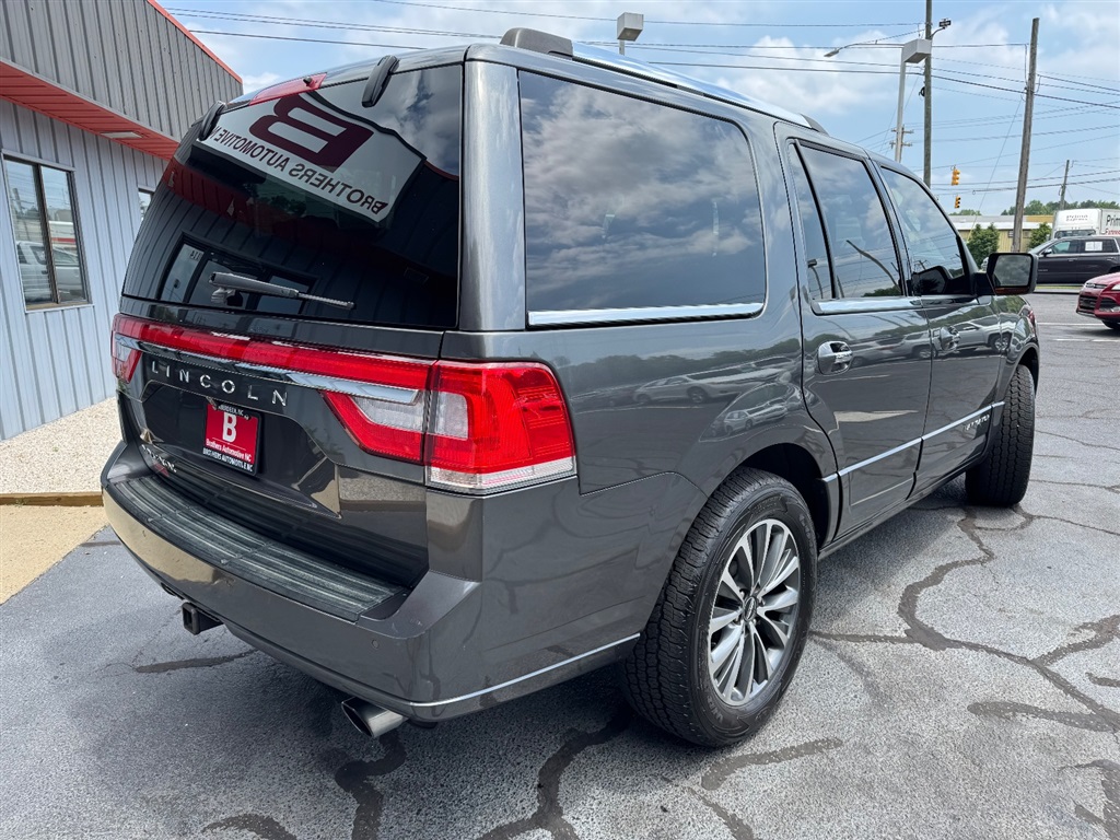 2017 Lincoln Navigator Select photo 4