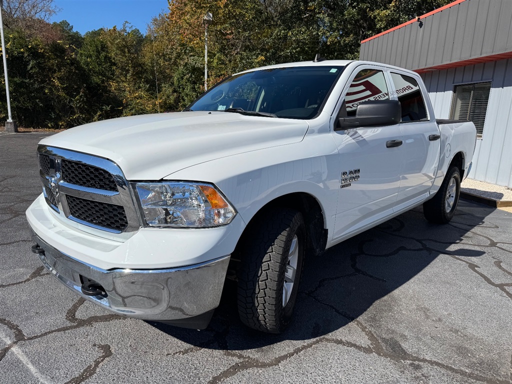 2022 Ram 1500 SLT photo 4
