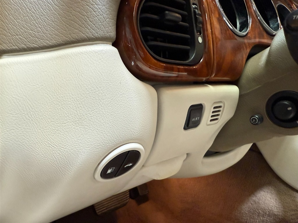 1998 Jaguar XK8 Convertible 65