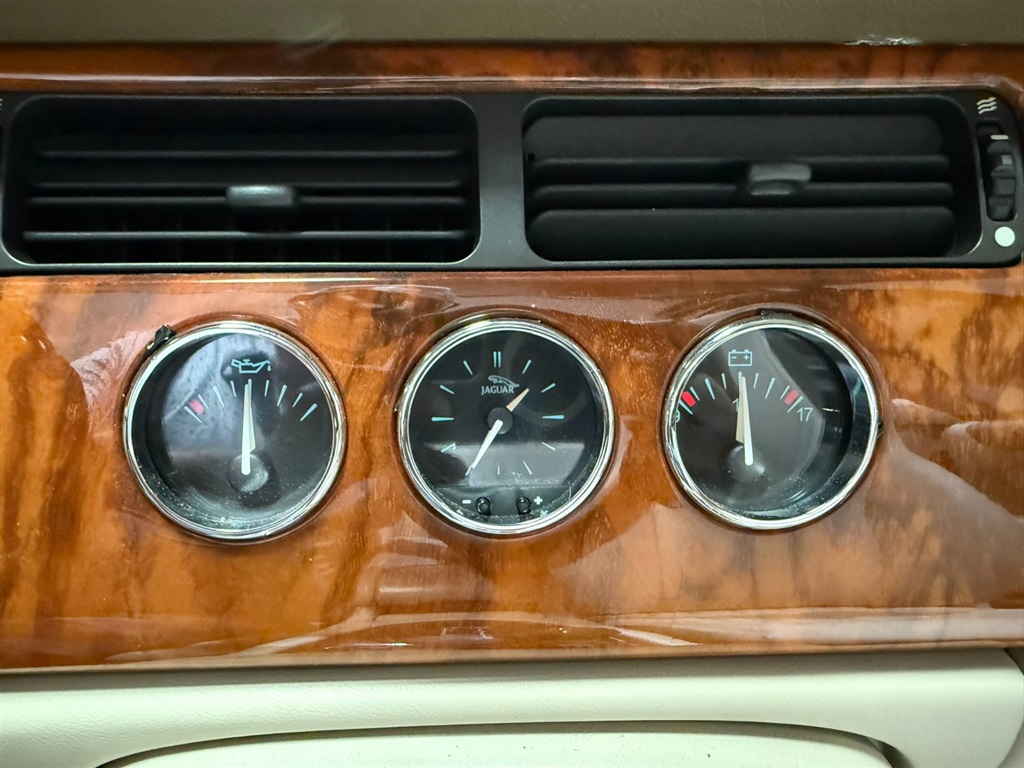 1998 Jaguar XK8 Convertible 73