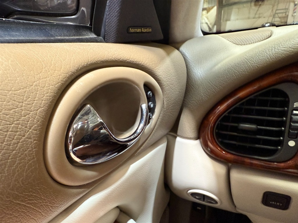 1998 Jaguar XK8 Convertible 81