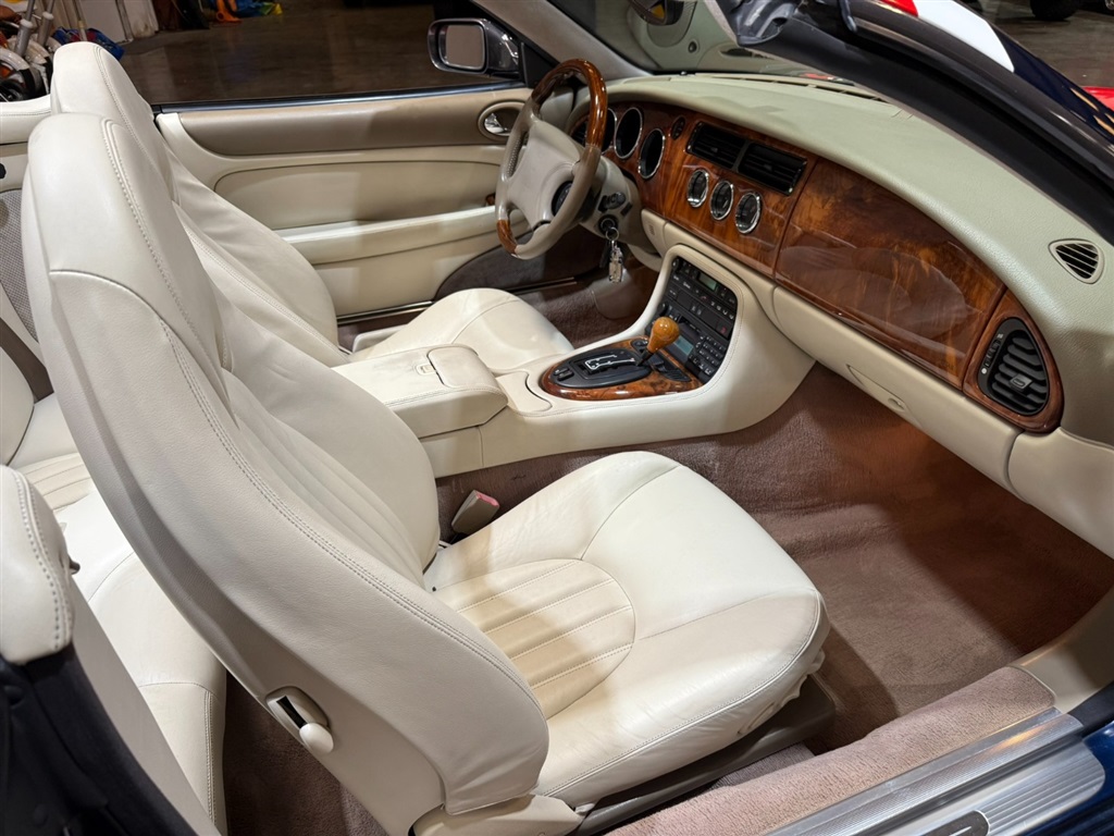 1998 Jaguar XK8 Convertible 82