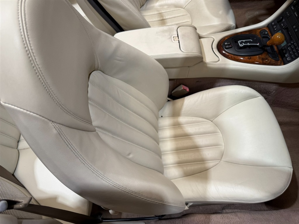 1998 Jaguar XK8 Convertible 86