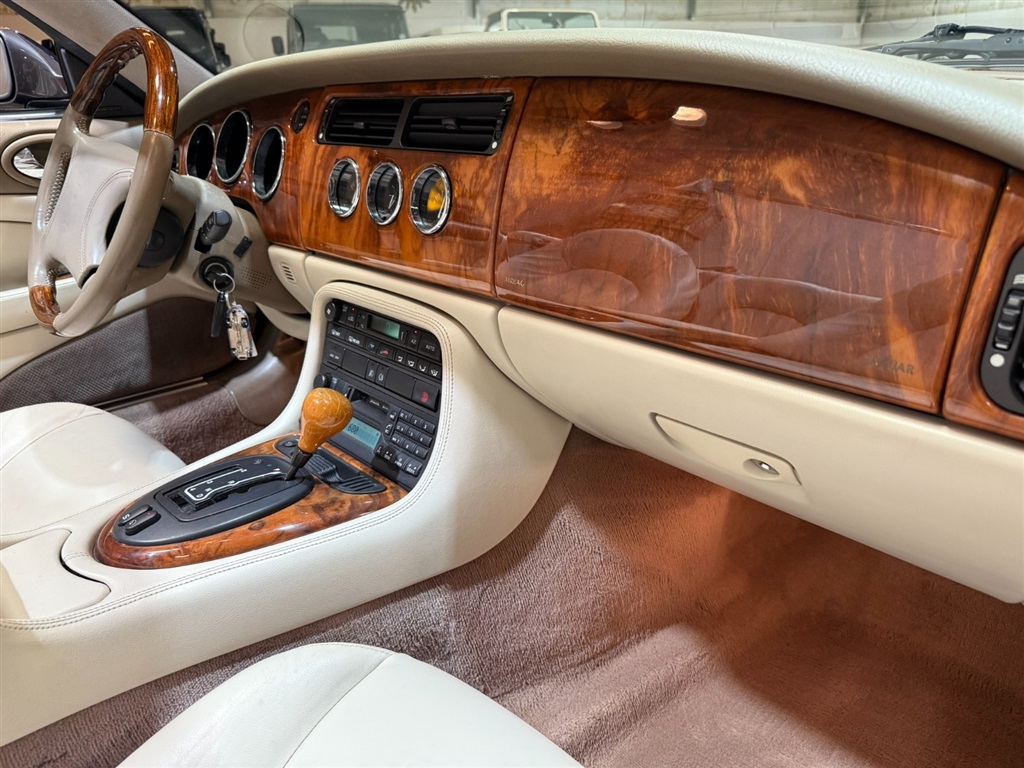 1998 Jaguar XK8 Convertible 87