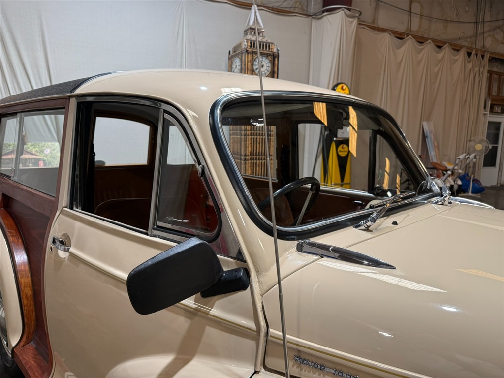 1971 Morris Minor 1000 Traveler 29