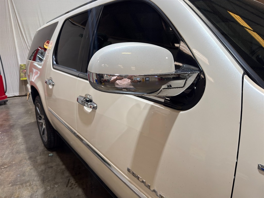 2010 Cadillac Escalade ESV 29
