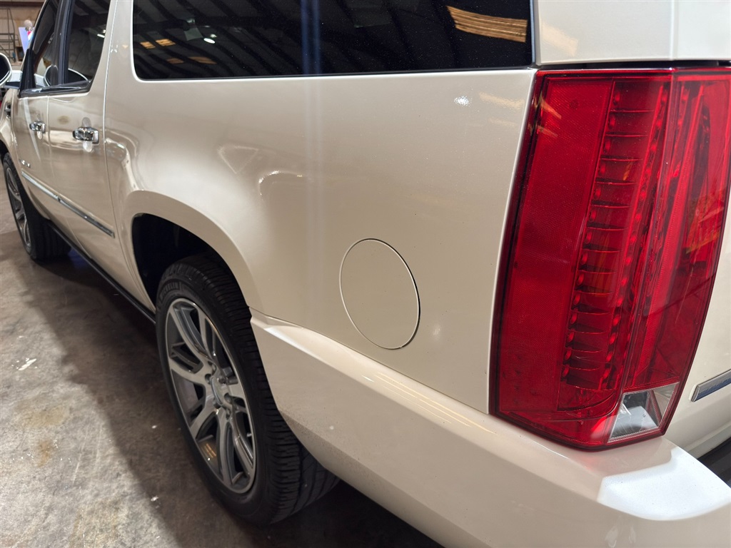 2010 Cadillac Escalade ESV 39