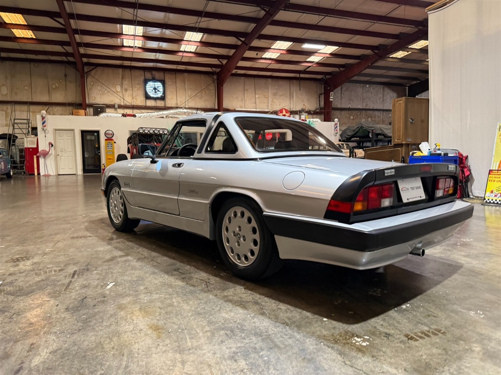 1987 Alfa Romeo Spider Quadrifoglio 16