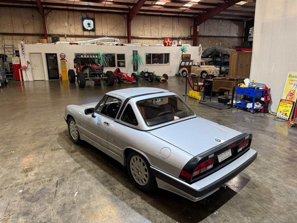 1987 Alfa Romeo Spider Quadrifoglio 17