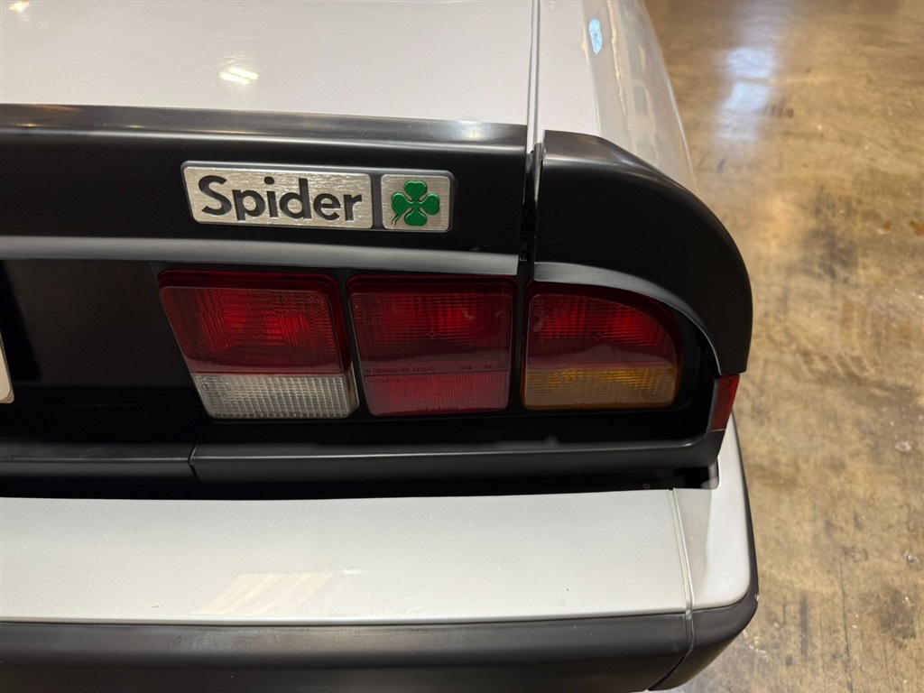 1987 Alfa Romeo Spider Quadrifoglio 39
