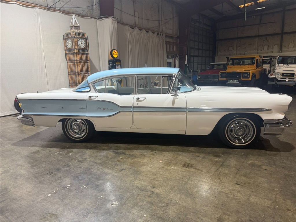 1958 Pontiac Chieftain 4 Door 26