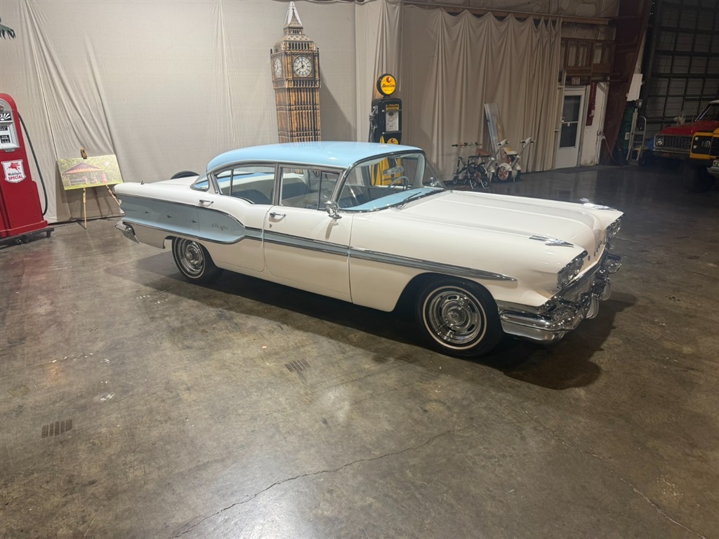 1958 Pontiac Chieftain 4 Door 3