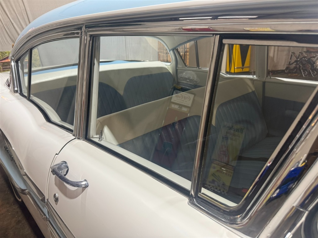 1958 Pontiac Chieftain 4 Door 32