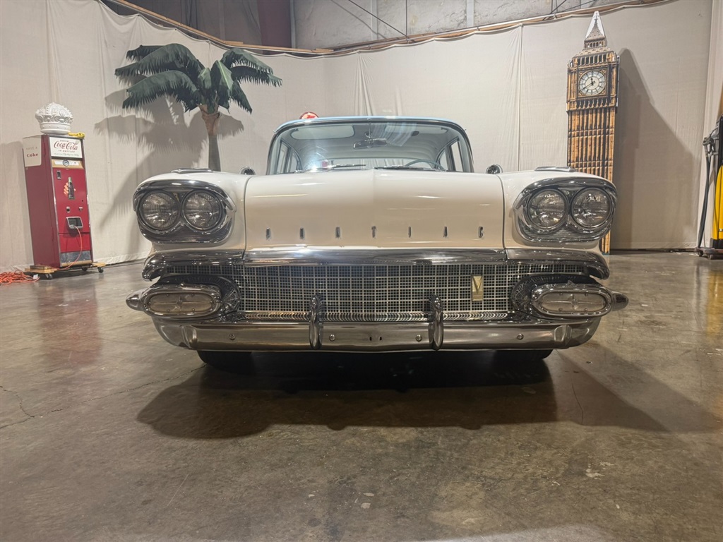 1958 Pontiac Chieftain 4 Door 7