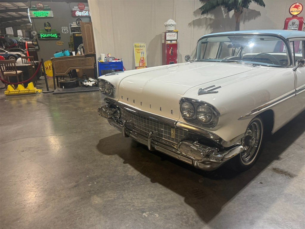 1958 Pontiac Chieftain 4 Door 9