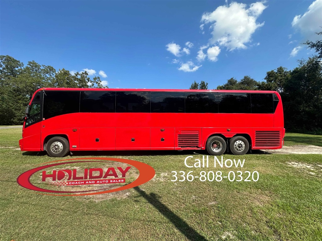 2002 MCI J4500 for sale at Holiday