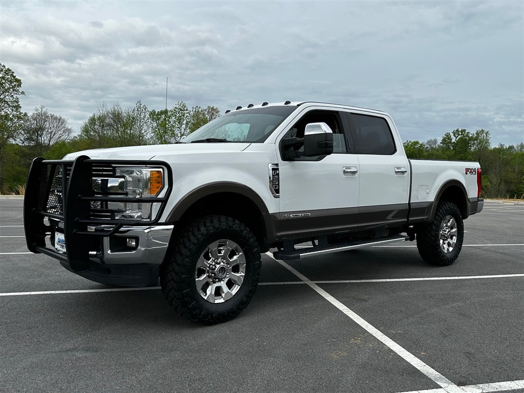 The 2017 Ford F-250 SD Lariat Crew Cab 4WD  photos