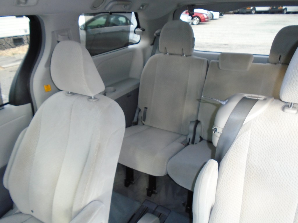 2011 Toyota Sienna LE 8-Passenger photo