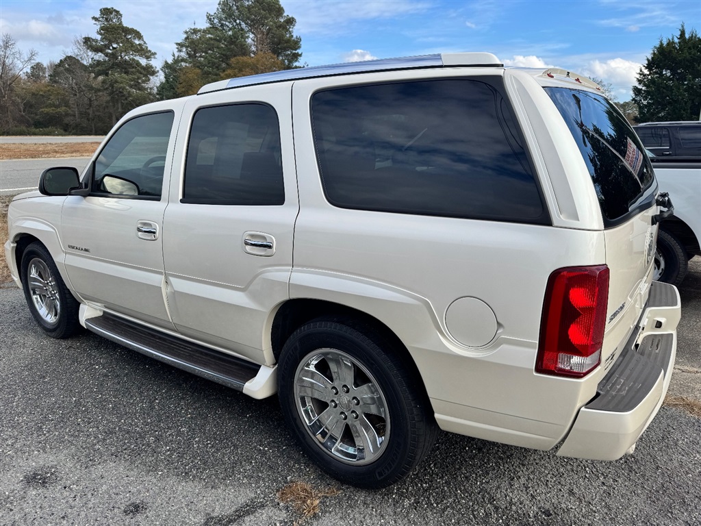 2004 Cadillac Escalade photo
