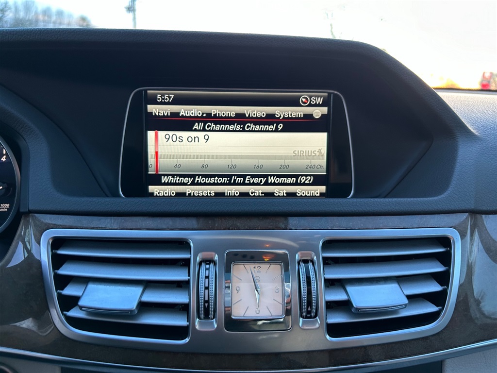 2014 Mercedes-Benz E-Class E350 4MATIC Luxury photo