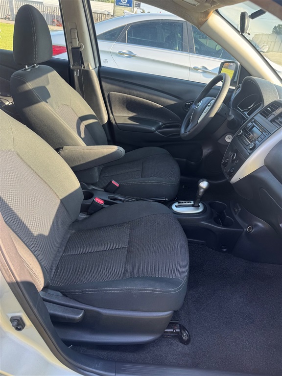 2017 Nissan Versa 1.6 SV Sedan  photo