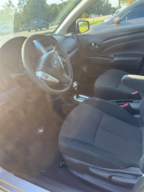 2017 Nissan Versa 1.6 SV Sedan  photo