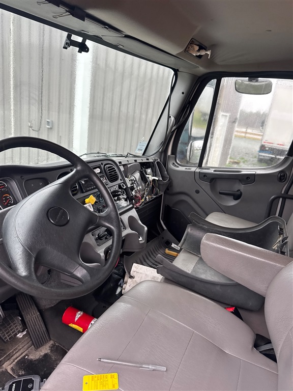 2018 Freightliner M2 106  photo