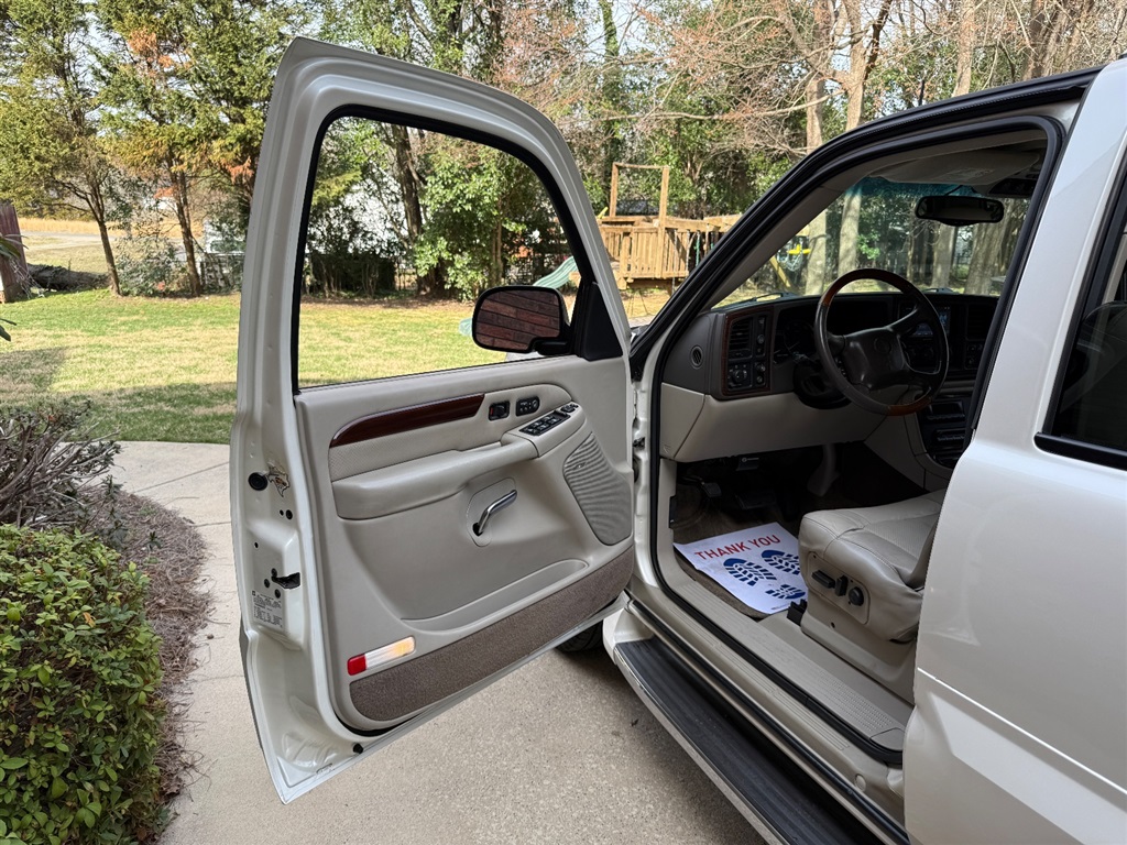 2002 Cadillac Escalade photo
