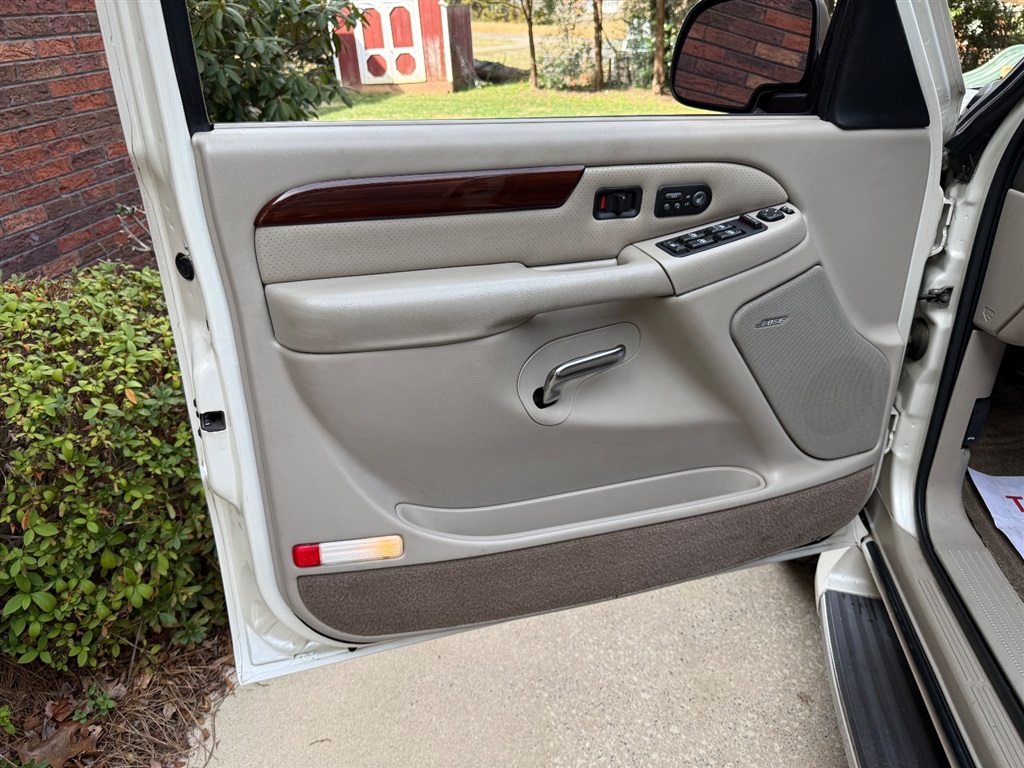 2002 Cadillac Escalade photo
