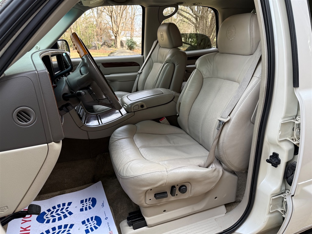2002 Cadillac Escalade photo