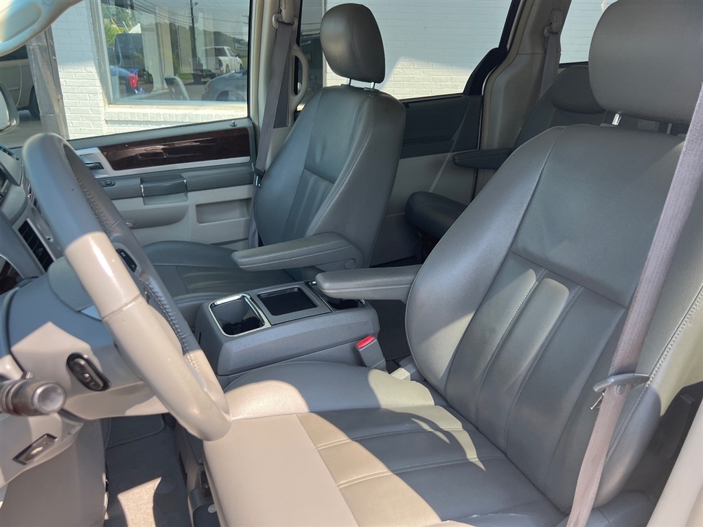 ChryslerTown & Country Touring13