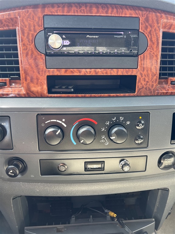 DodgeRam 2500 SLT Quad Cab Long Bed 4WD24