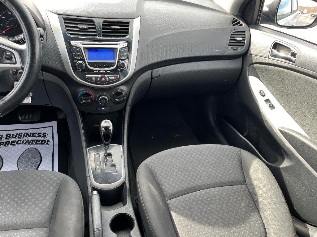 2012 Hyundai Accent SE photo