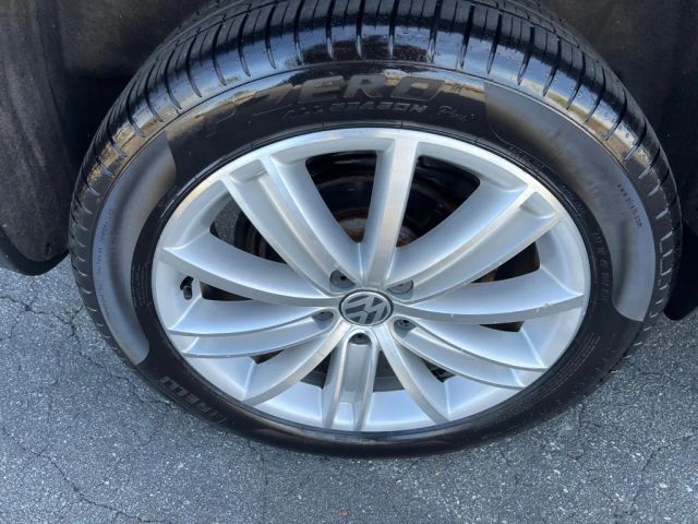 VolkswagenTiguan 2.0T SE 4Motion Sport Utility 4D10