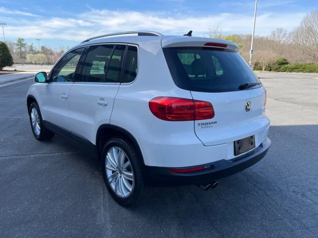 VolkswagenTiguan 2.0T SE 4Motion Sport Utility 4D3