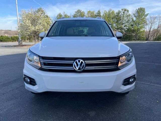 VolkswagenTiguan 2.0T SE 4Motion Sport Utility 4D8