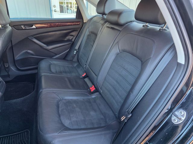 VolkswagenPassat 2.5L SEL Sedan 4D17