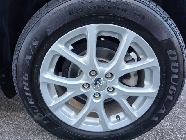 JeepCherokee Sport SUV 4D10