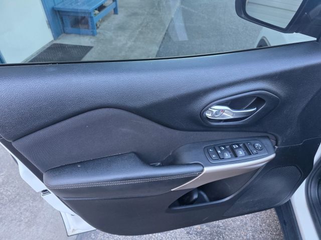 JeepCherokee Sport SUV 4D11