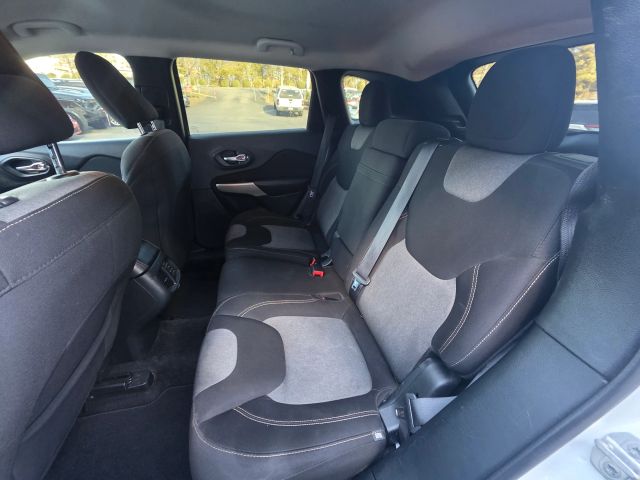 JeepCherokee Sport SUV 4D19