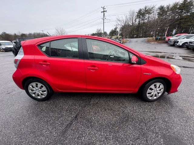 ToyotaPrius c Two Hatchback 4D7