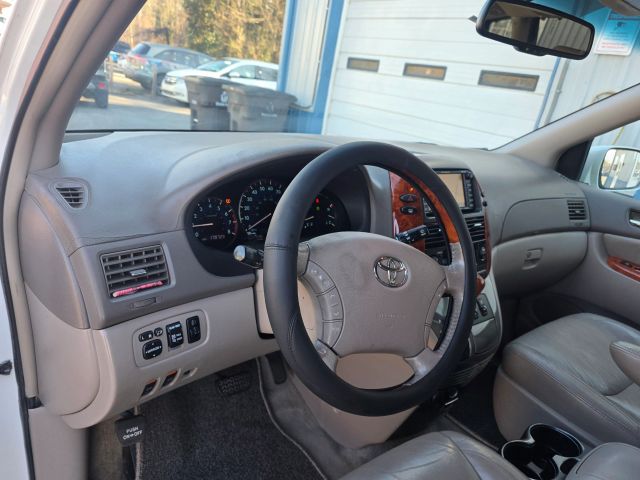 ToyotaSienna XLE Limited Minivan 4D13