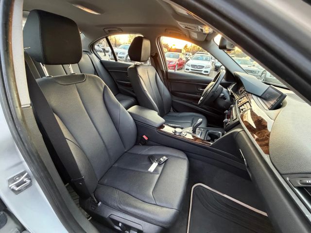 BMW3 Series 328i xDrive Sedan 4D18
