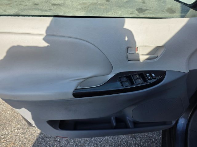 ToyotaSienna LE Minivan 4D11