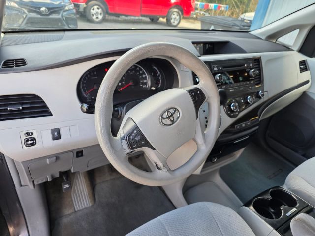 ToyotaSienna LE Minivan 4D13