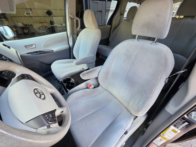 ToyotaSienna LE Minivan 4D14