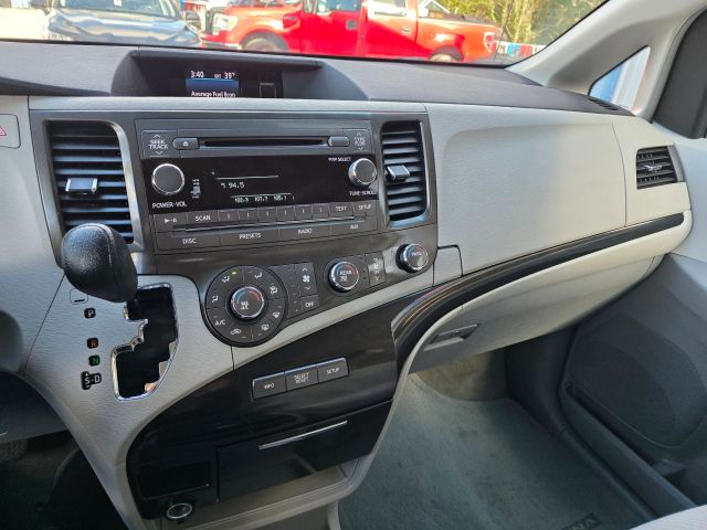 ToyotaSienna LE Minivan 4D16