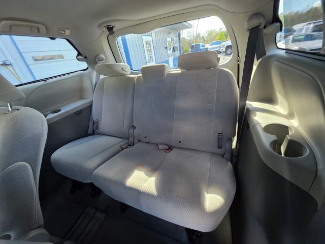 ToyotaSienna LE Minivan 4D20